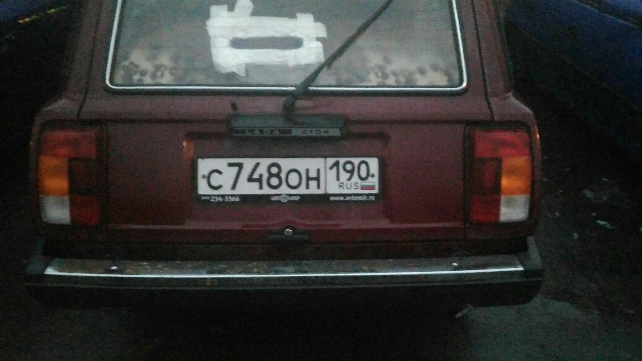 Владелец автомобиля, у Вас в салоне включен свет.