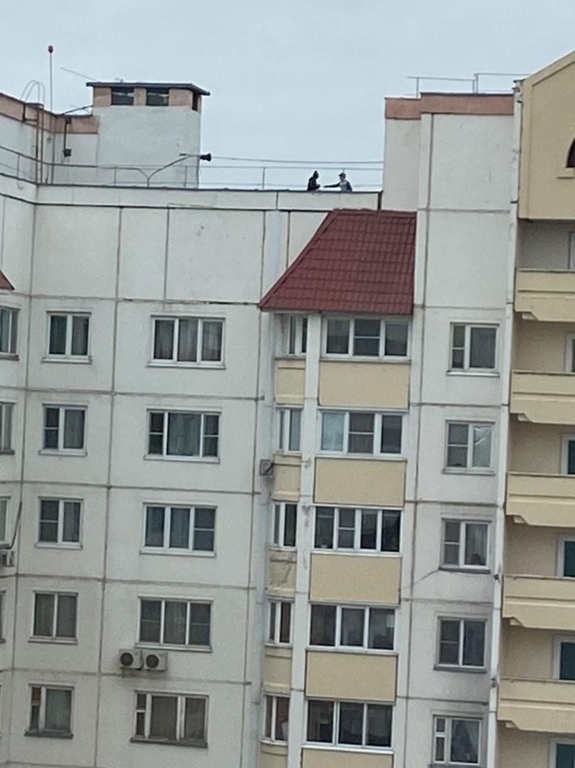 На Гагарина, 17 на крыше играют дети. Два мальчика.