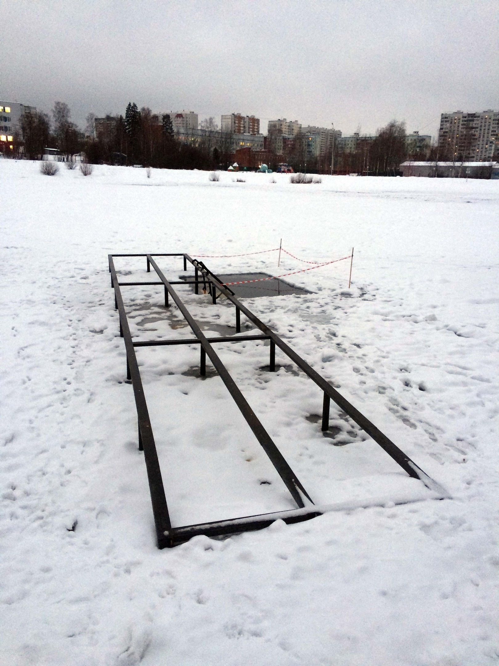 Новая прорубь для "моржей". Осталось доделать мостки фото: Л