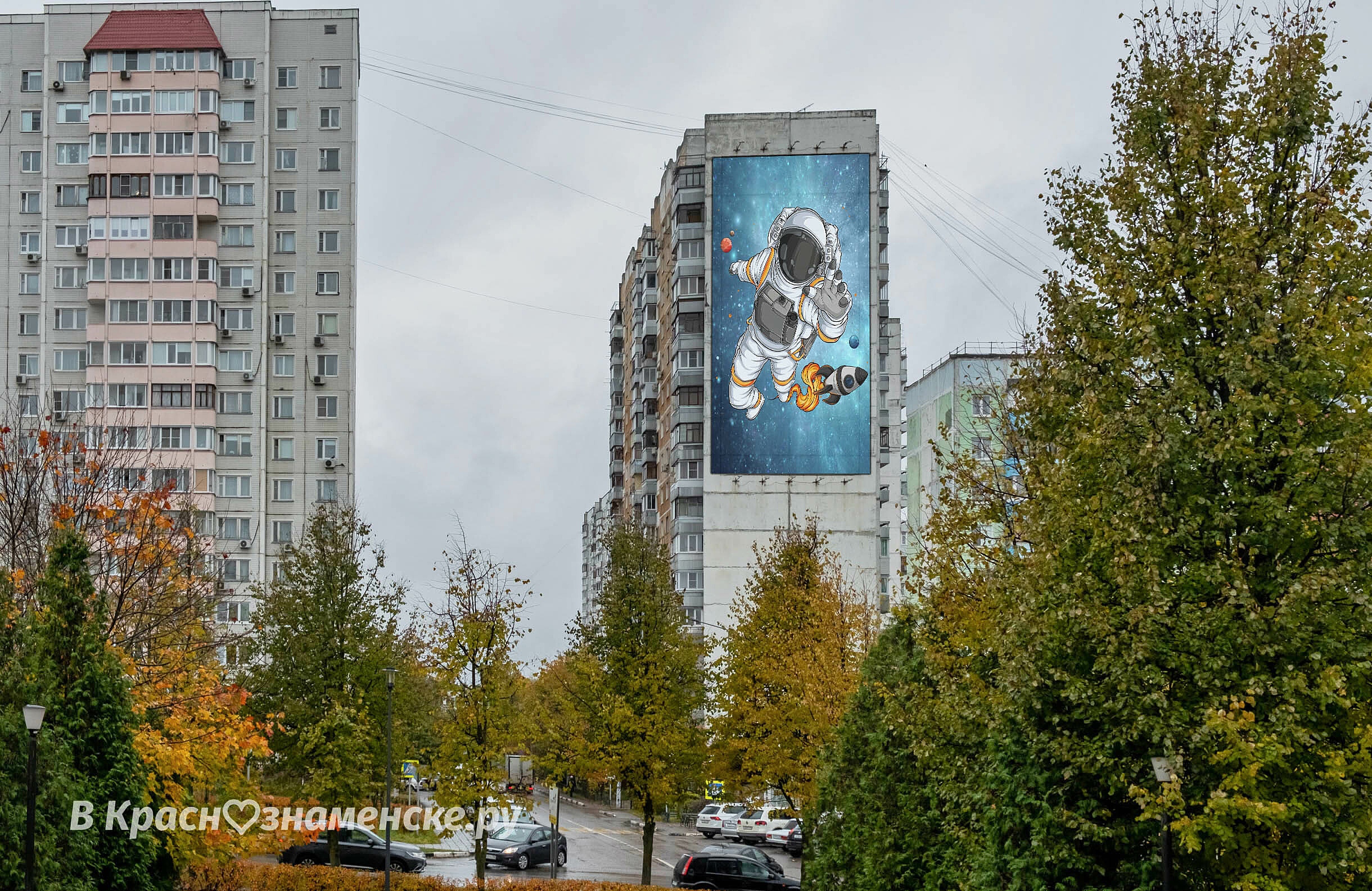 Всё таки с плакатами на домах как-то интереснее, согласны?