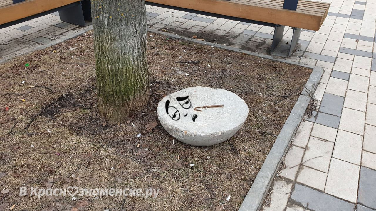 Противоавтомобильные полусферы разбежались по комфорной площ