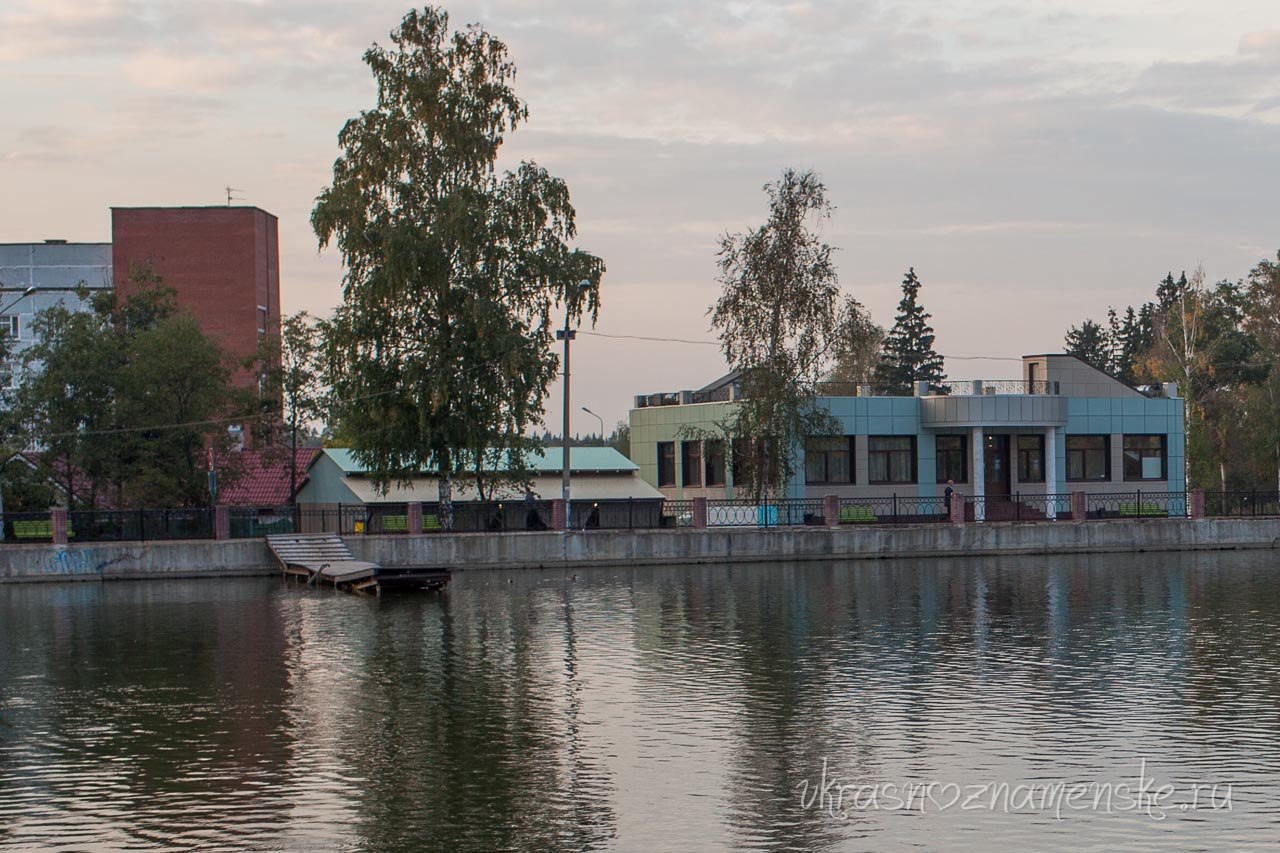 Кафе расположено на берегу городского озера: