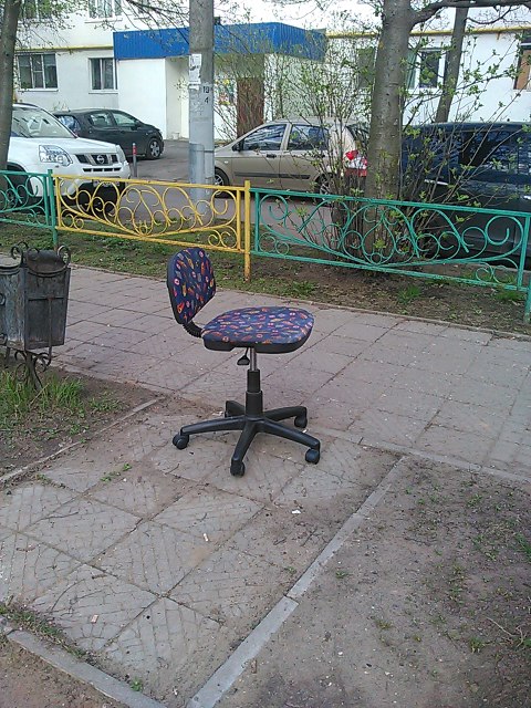 На мира 12,стоит стул,ждёт хозяина...