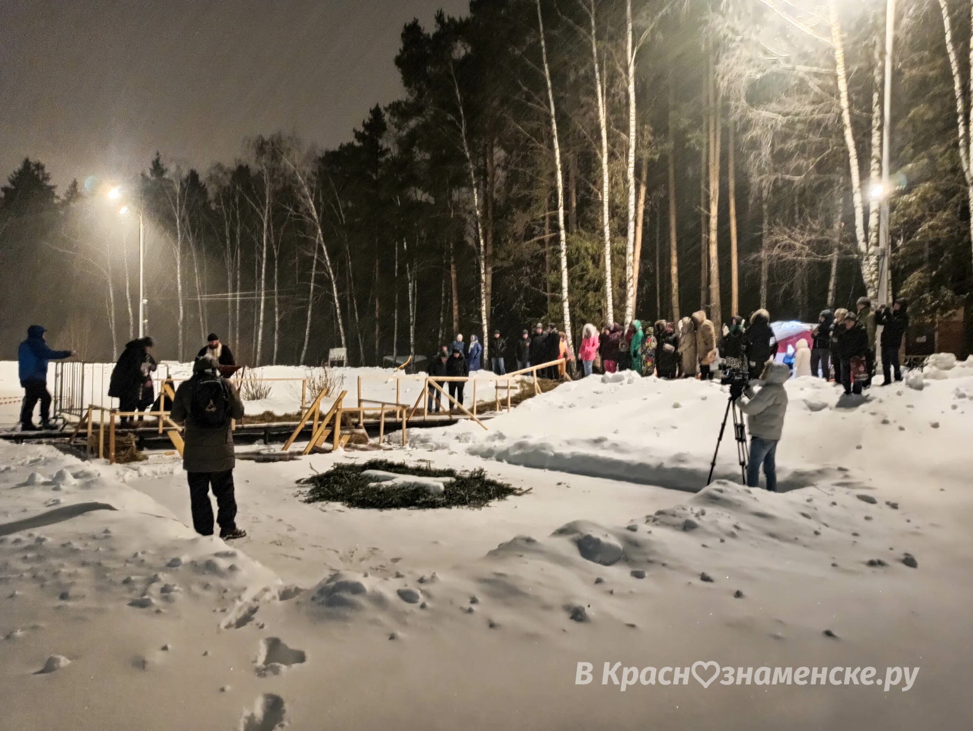 В городском парке на озере начался Чин освящения воды