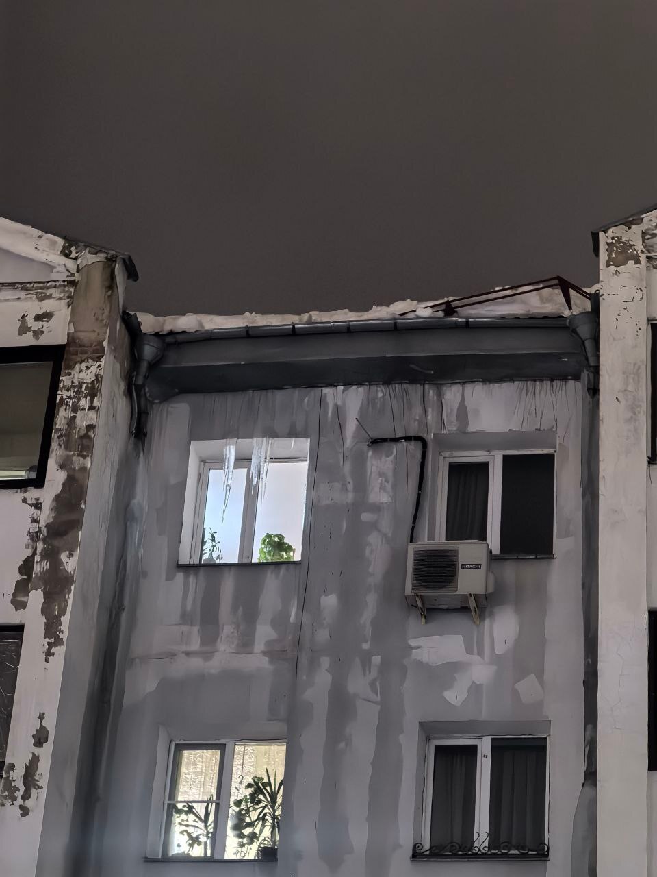 На Советской 5 с крыши рухнул снег, вместе со снегоудержател