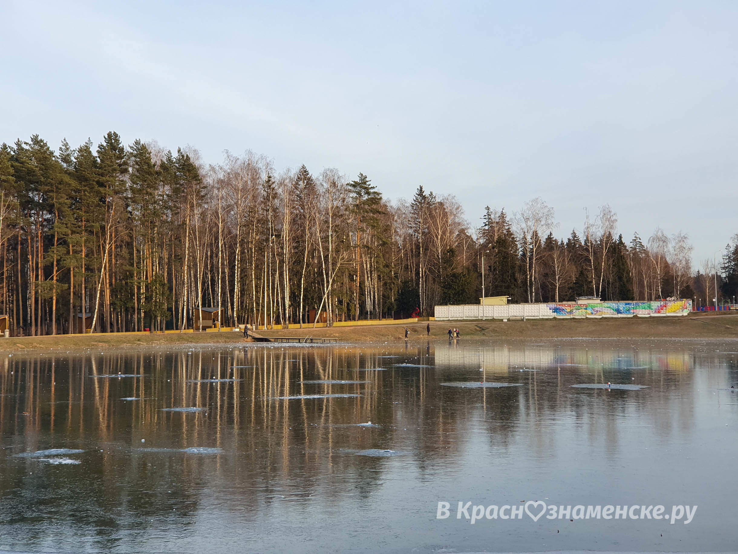 Надо  бы и новое озеро забором с колючей проволокой оградить