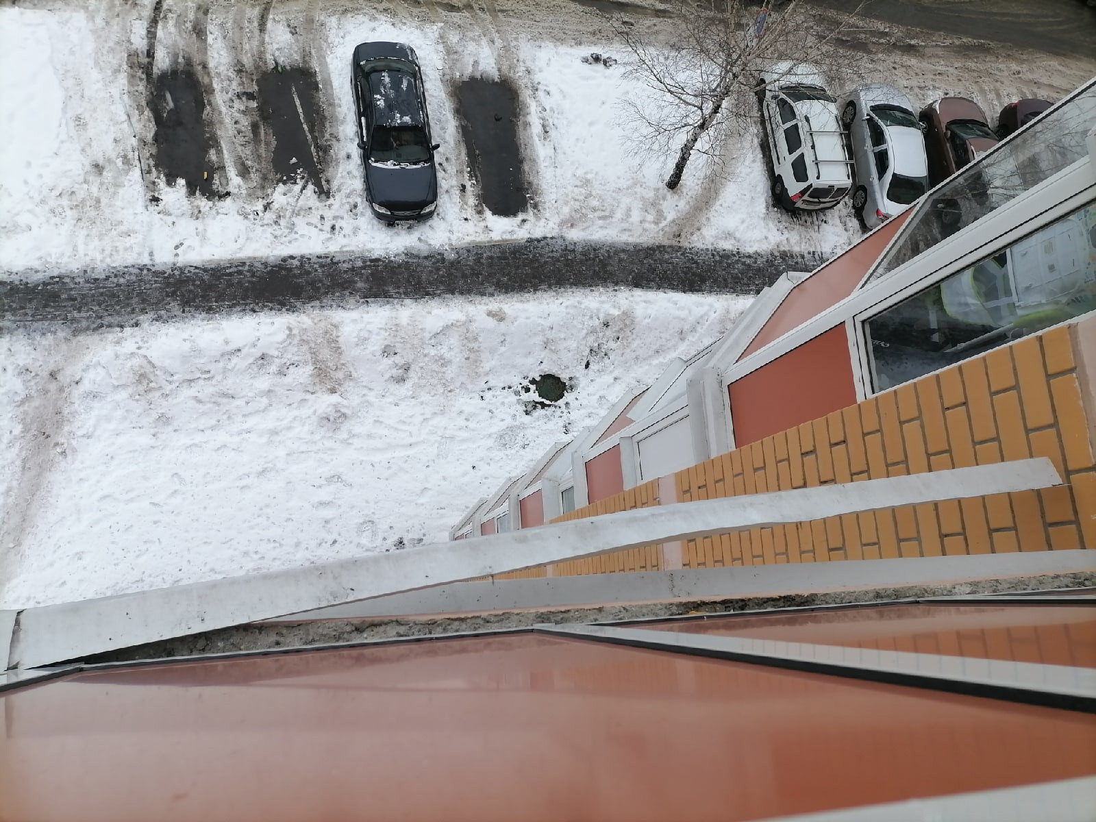 Продолжаем подборку "растаявших" ступеней.
С этих скоро можно будет скатываться, как с горки.