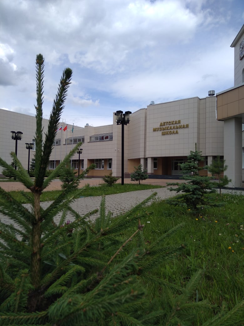 Есть школа на Земле одна, Всегда в ней музыка слышна. Смычко