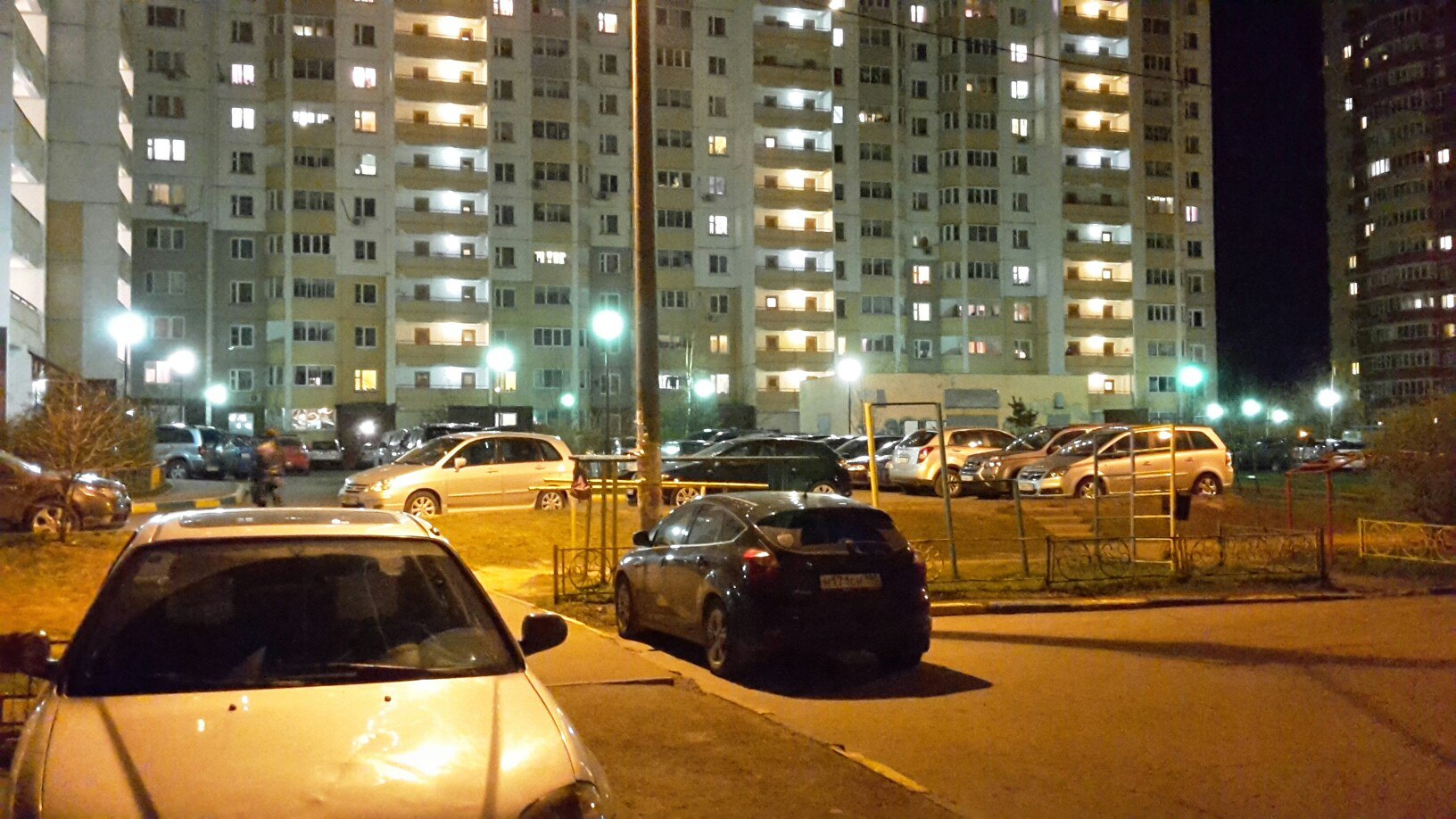 Кто-то забыл рюкзачок на брусьях во дворе возле Зоркого Глаз