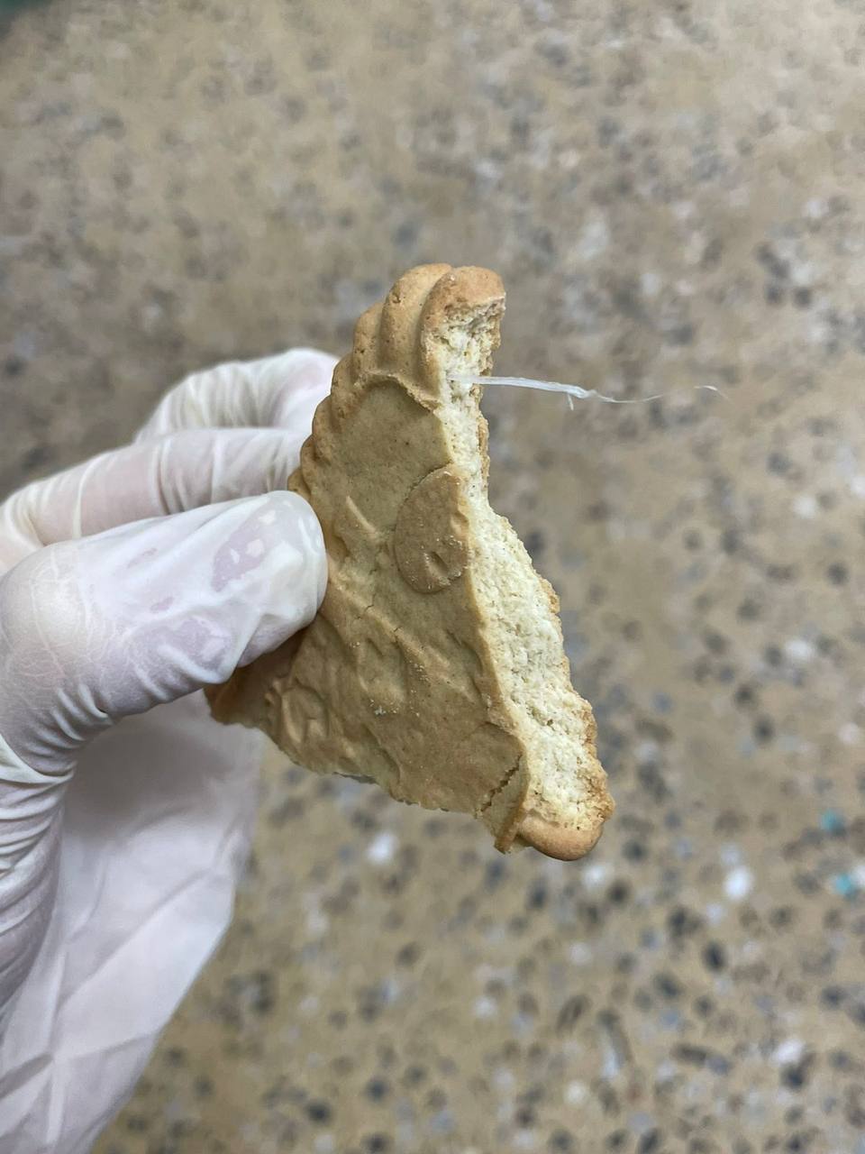 Вот такое печенье со «вкусняшкой» раздают детям в Лицее