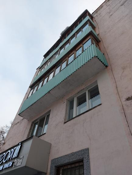 Помогите найти владельца авто. Уже упало с крыши и еще хочет