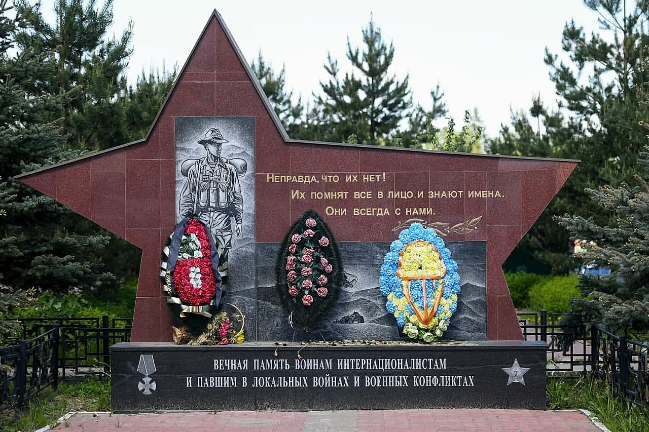 В 2011 году на площади имени В.И. Ленина был открыт памятник