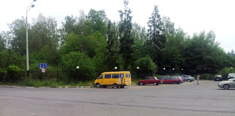 На центральном КПП г.Краснознаменск
много месяцев стоит газелька, с рекламой МММ
Для тех кто не в курсе Мавродий в очередной раз кинул людей.
По интернету масса доверчивых, кинутых "акционеров" вешается и ревёт в захлёб