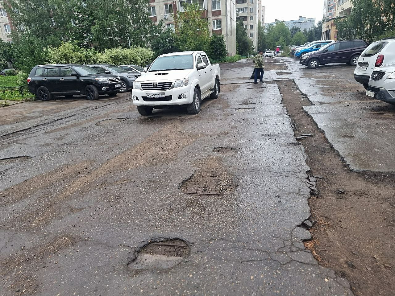 Кажется правильным было снять всё покрытие, а не заниматься