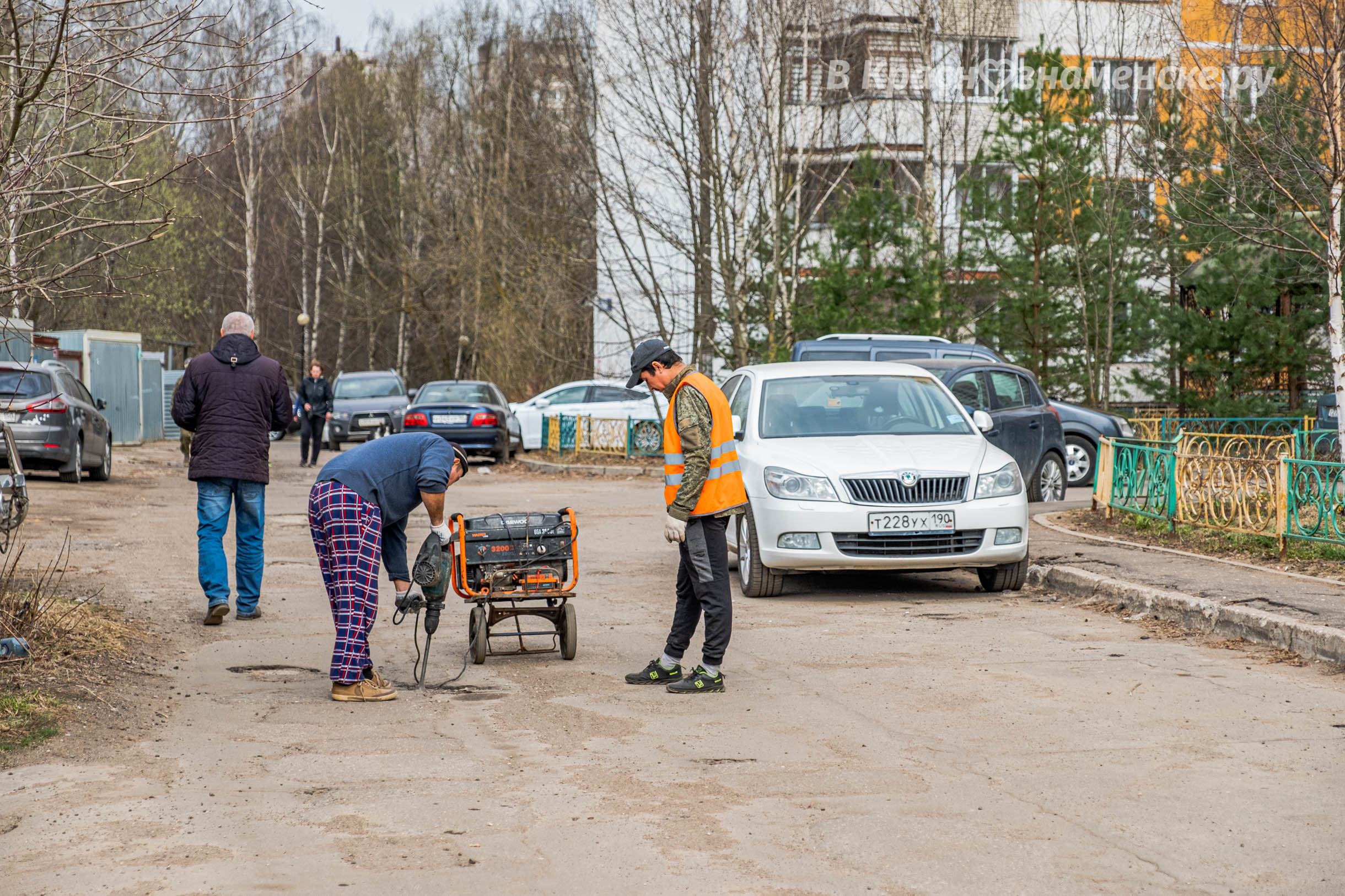 На границе с Сидоровкой, рядом с Краснознамённой 20 и Победо