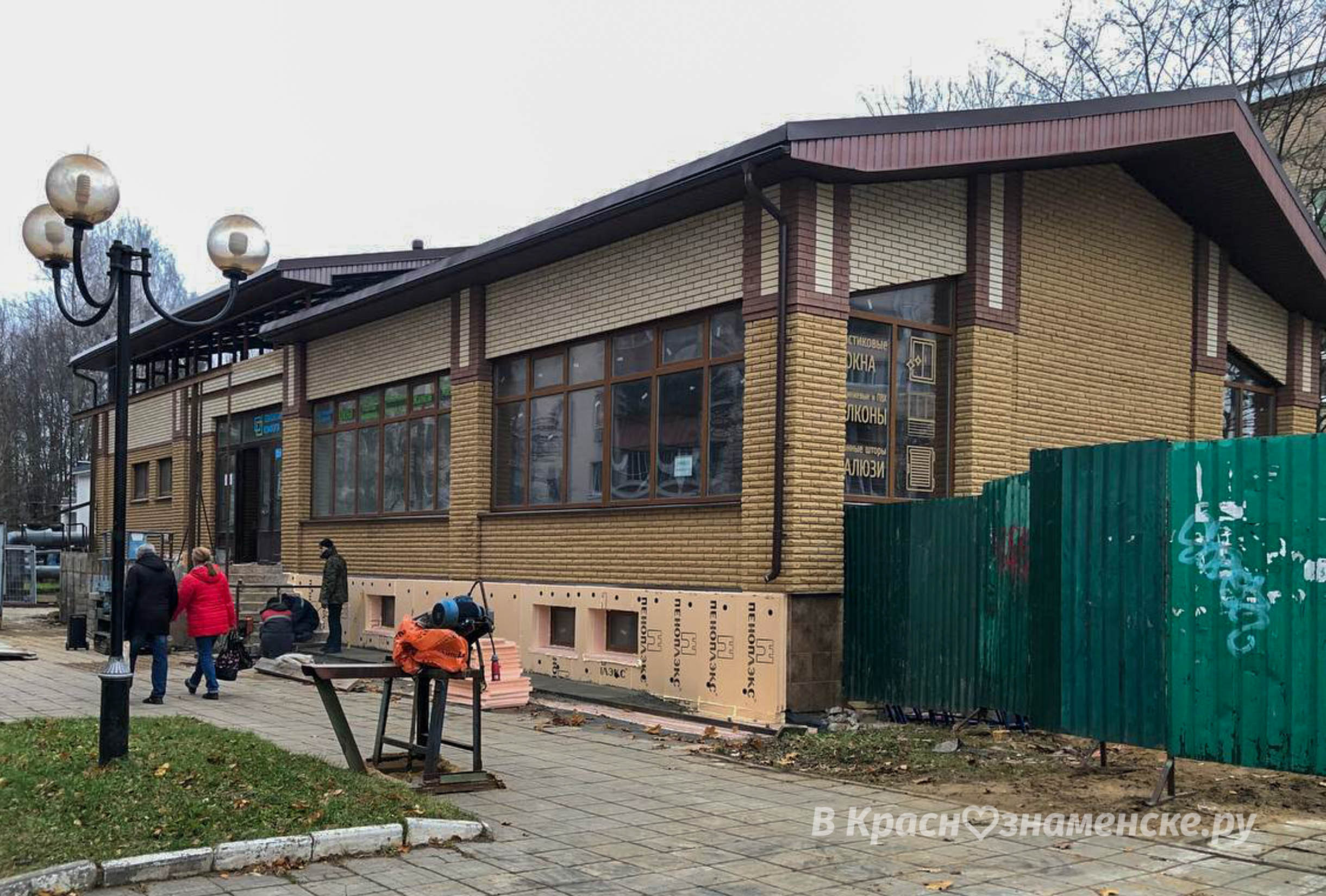 Когда-то в этом здании планировали кафе-пиццерию. Потом мног