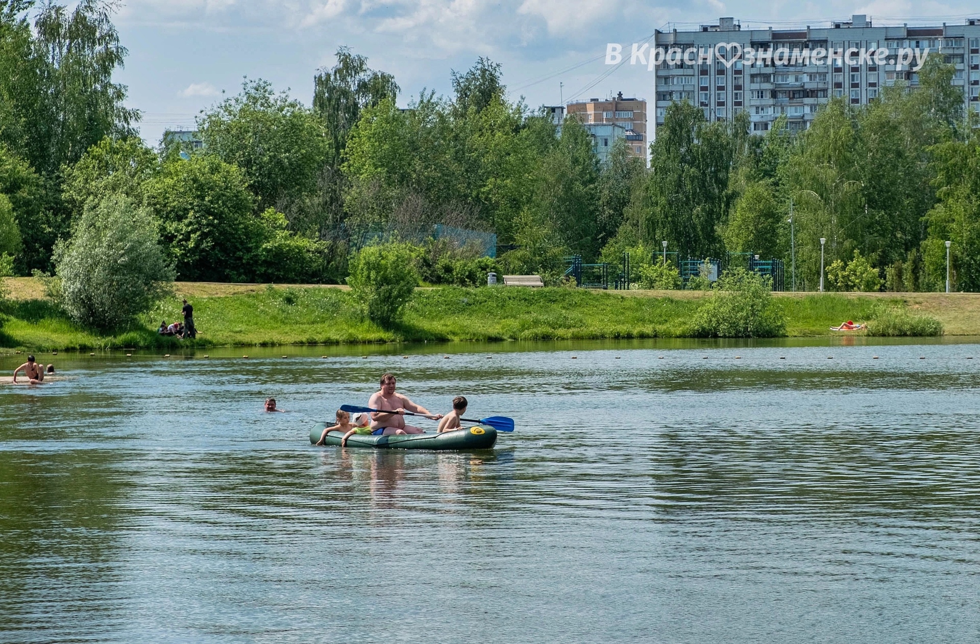 Уже август, купальный сезон в самом разгаре. И что удивитель
