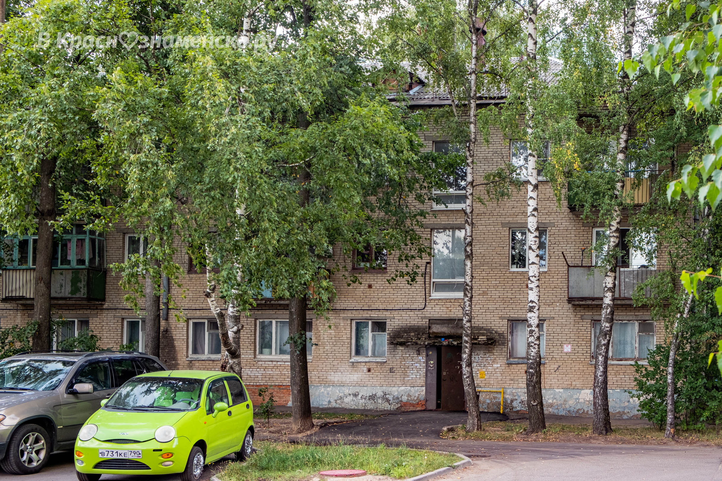 Продолжаем подборку "растаявших" ступеней.
С этих скоро можно будет скатываться, как с горки.