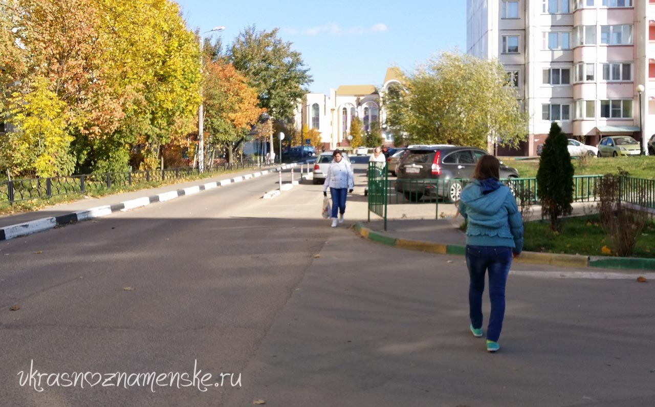 Отсутствие съездов с тротуаров для колясок и неразумная высота бордюров
