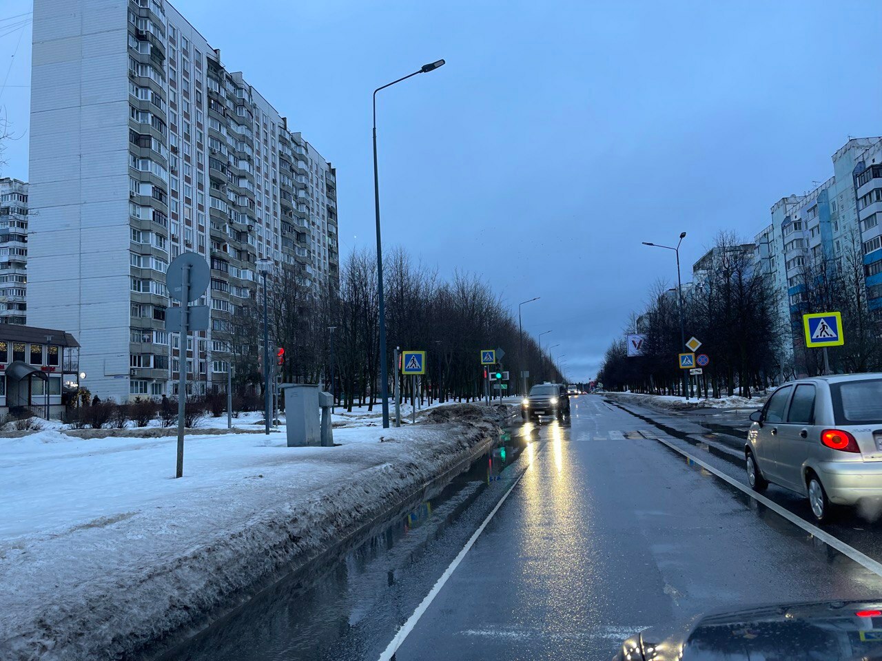 Какая-то велодорожка на Победе, а не полоса для авто ????????