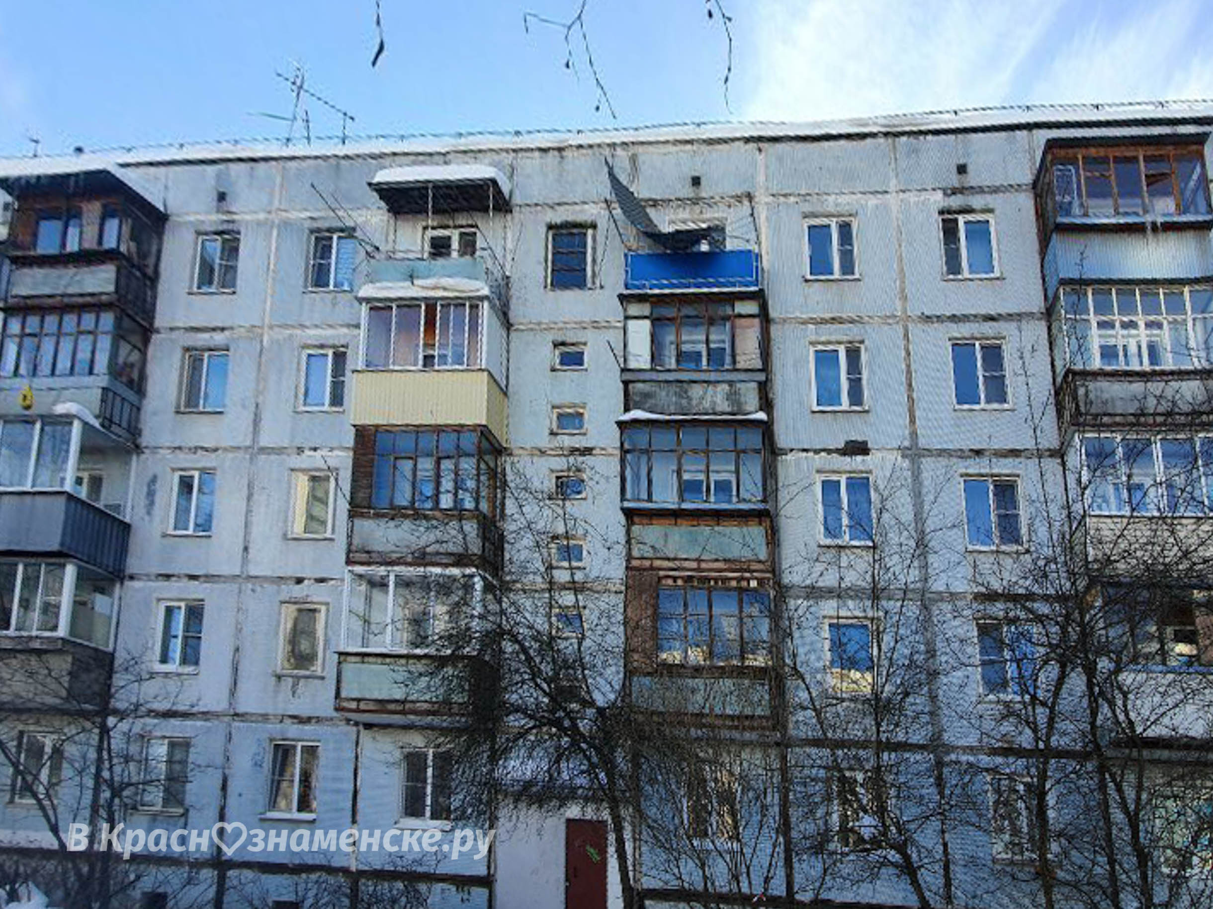 На Гагарина 7, со стороны дороги оторвало крышу