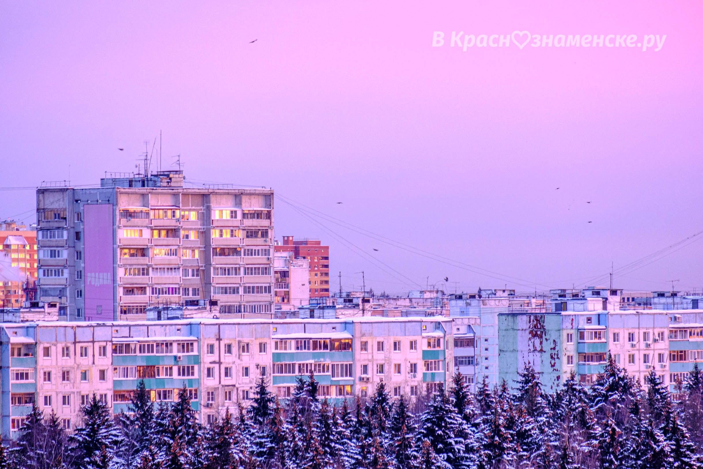 Розовый закат, тает в облаках, Уходящий день, покидает нас.