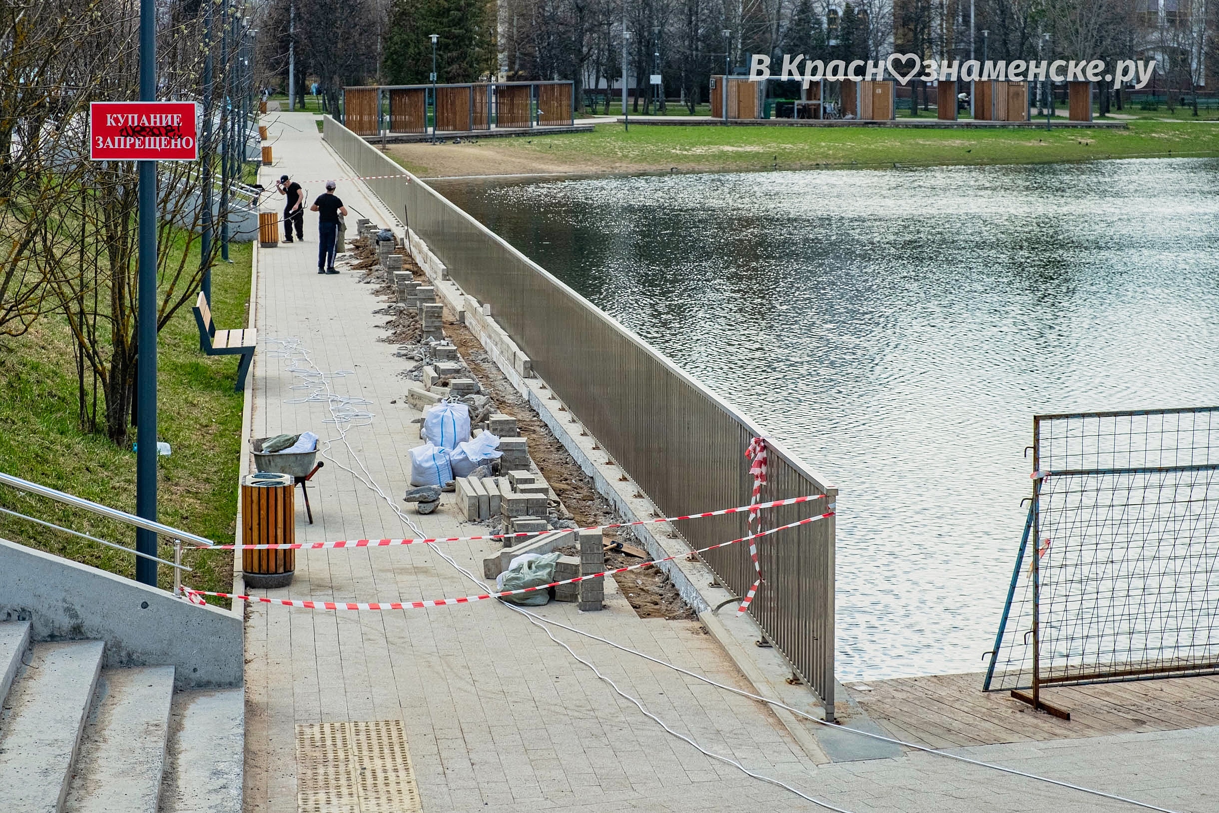 На городском озере продолжается замена плитки — Краснознаменск