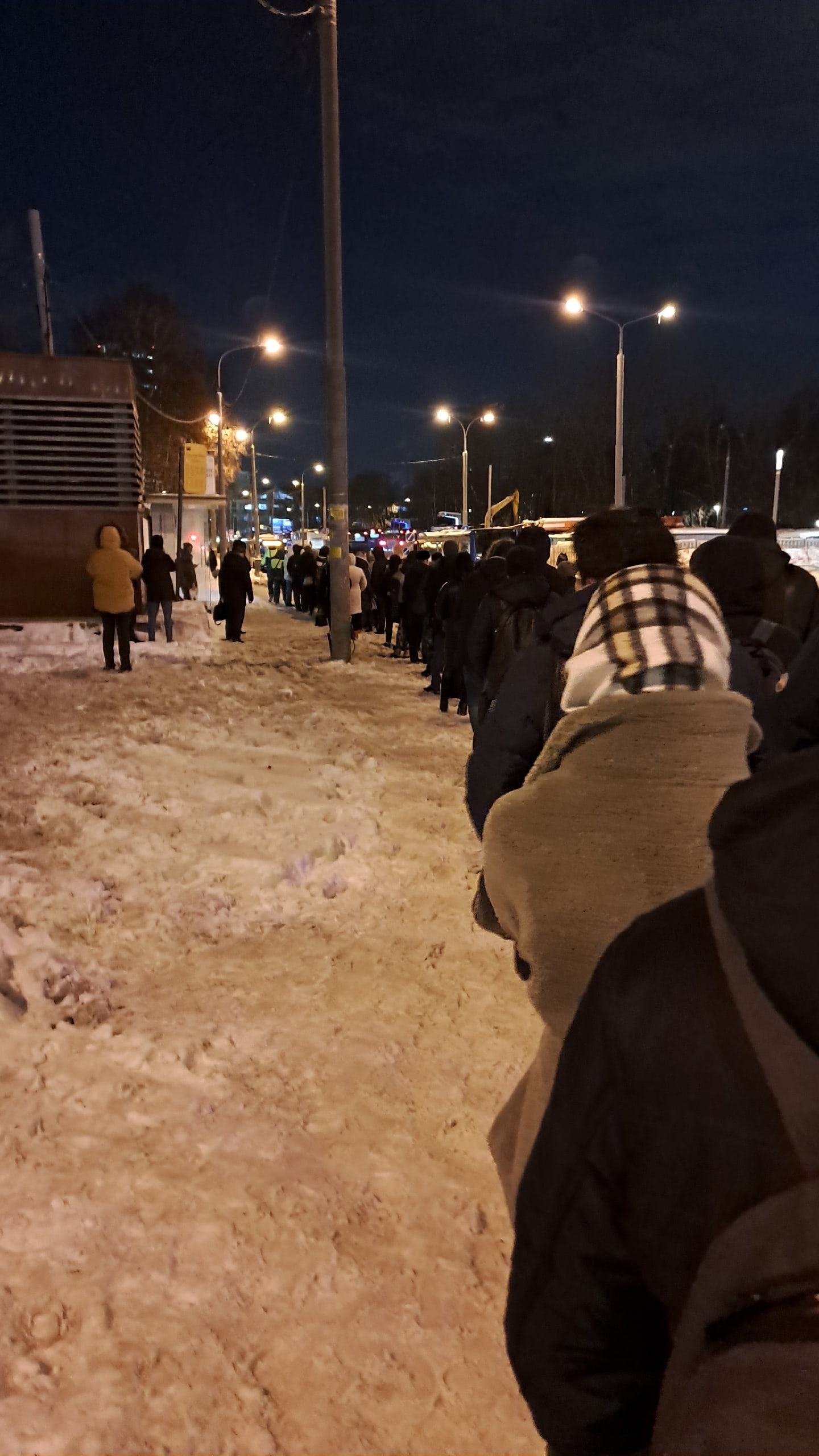 Это конечно, пипец, в половину шестого, очередь уже километр