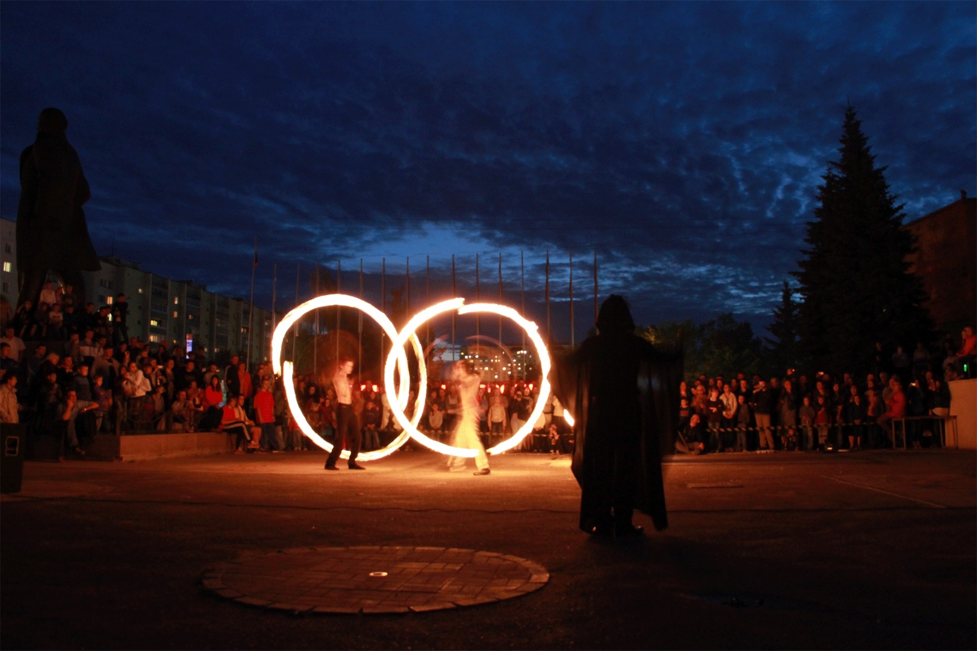 В г. Краснознаменск 26.08.2012 прошёл фестиваль Fire Show "Легенда огня", организаторами в котором выступили представители Молодёжного центра города 
Творческое объединение "Масса Нетто" презентует свою версию произошедшего и благод