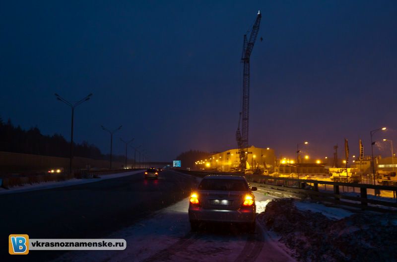 Liebherr и Ёлка
По дороге в SPAR был замечен интересный новогодний кран