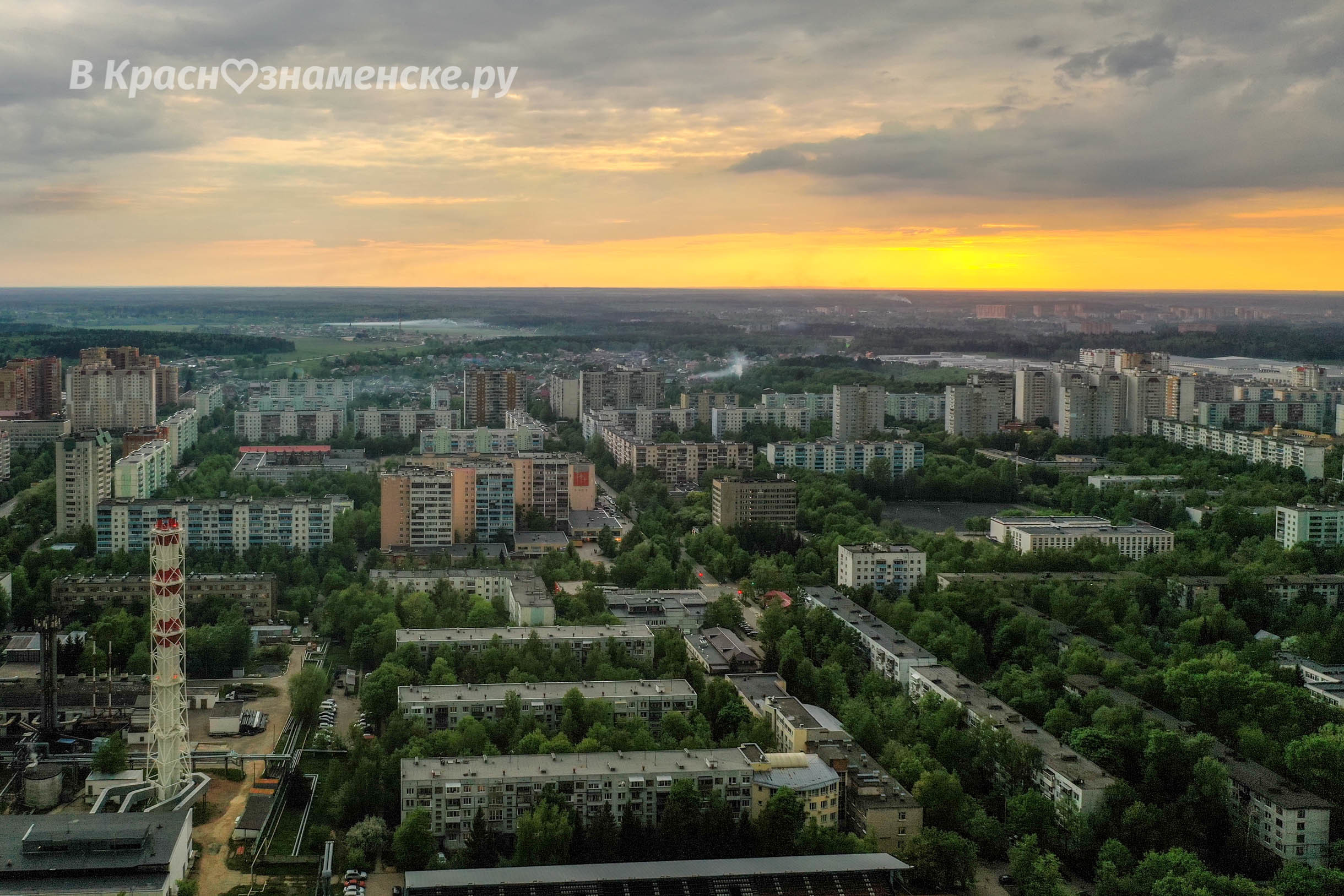 В городе вечер