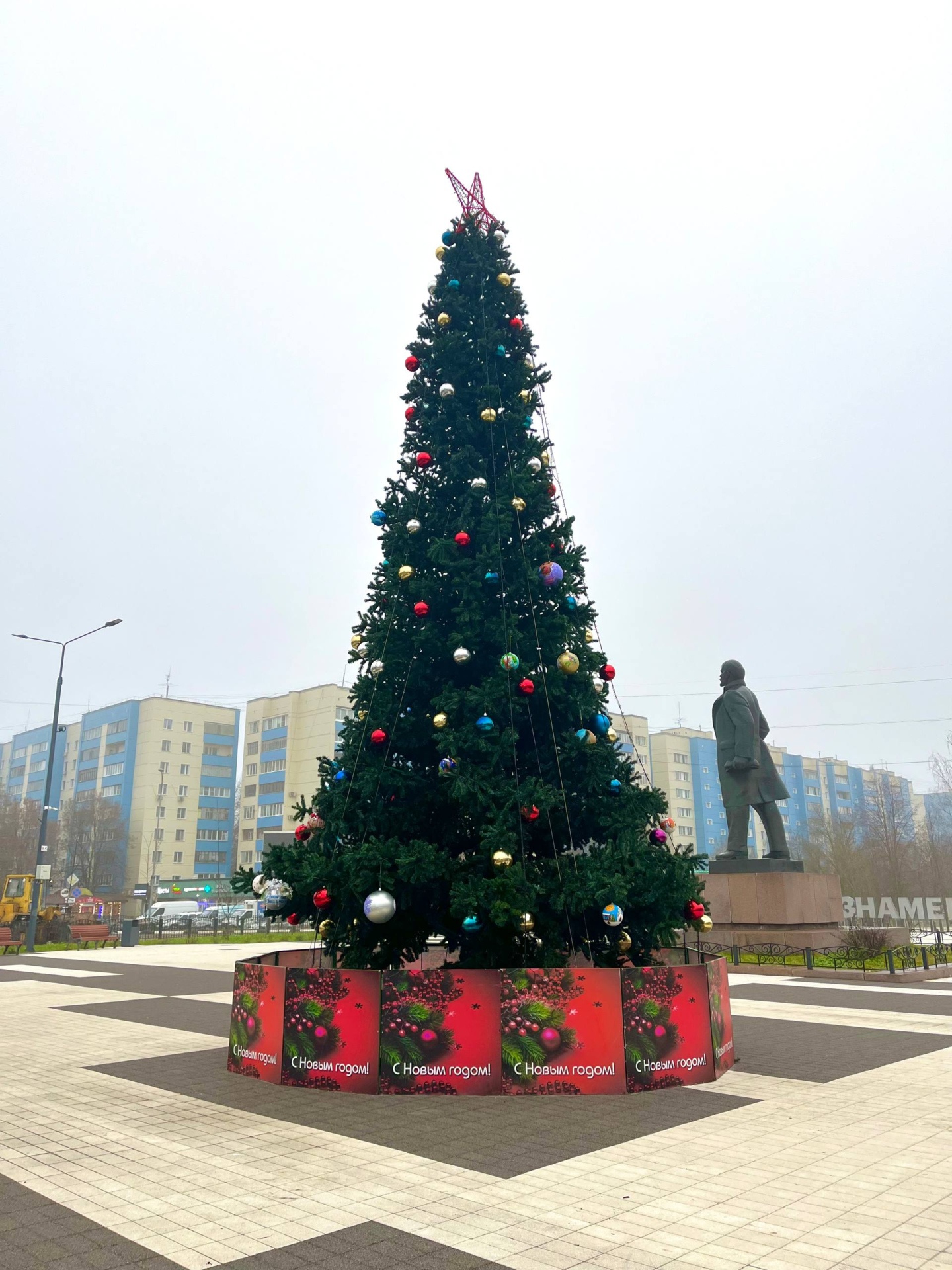 Ёлочки уже украсили городские улицы, радуя сердца и глаза пр