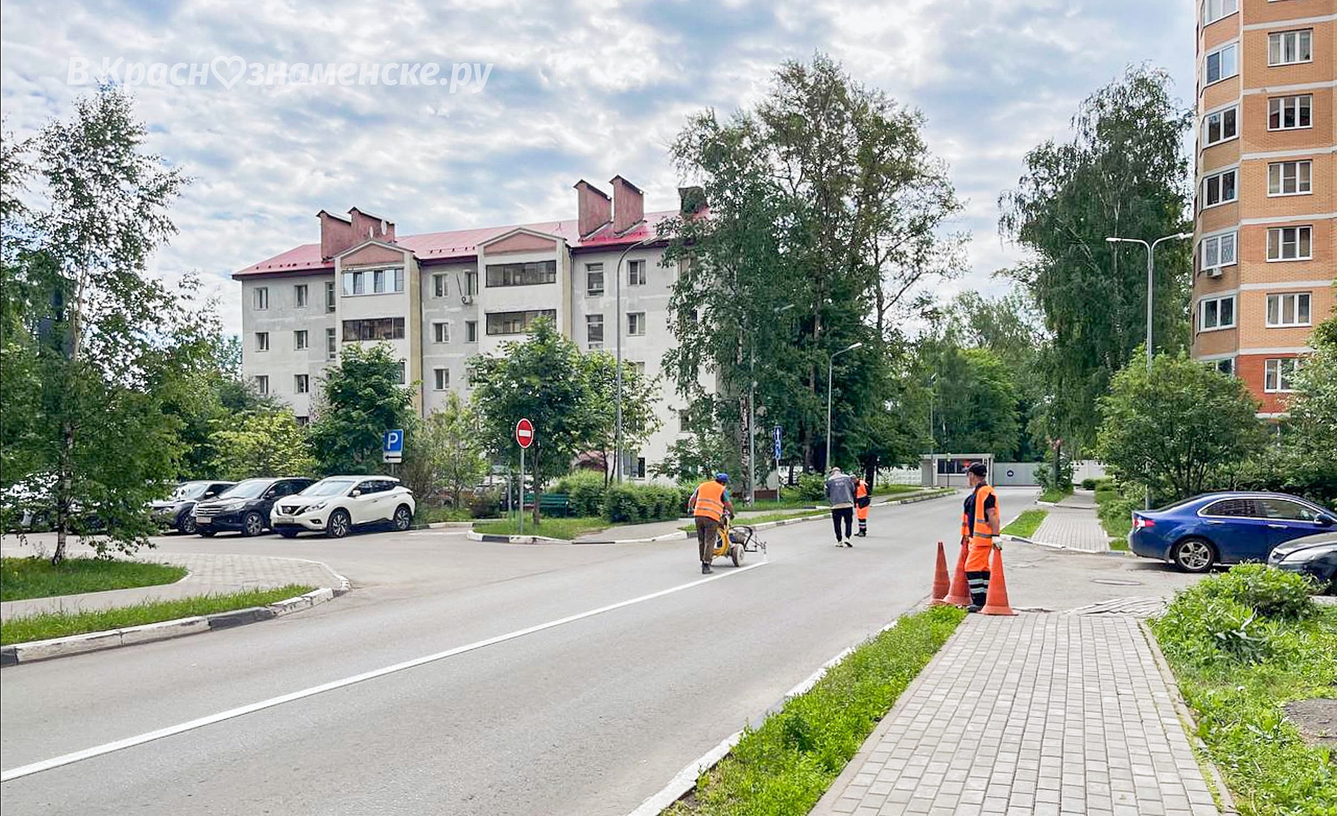 На основных дорогах города продолжаются работы по обновлению