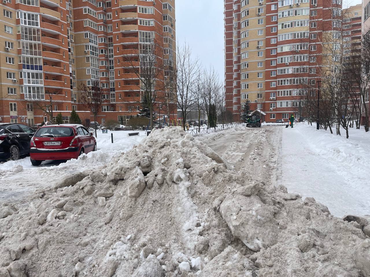 Коммунальные службы ежедневно чистят от снега придомовые тер