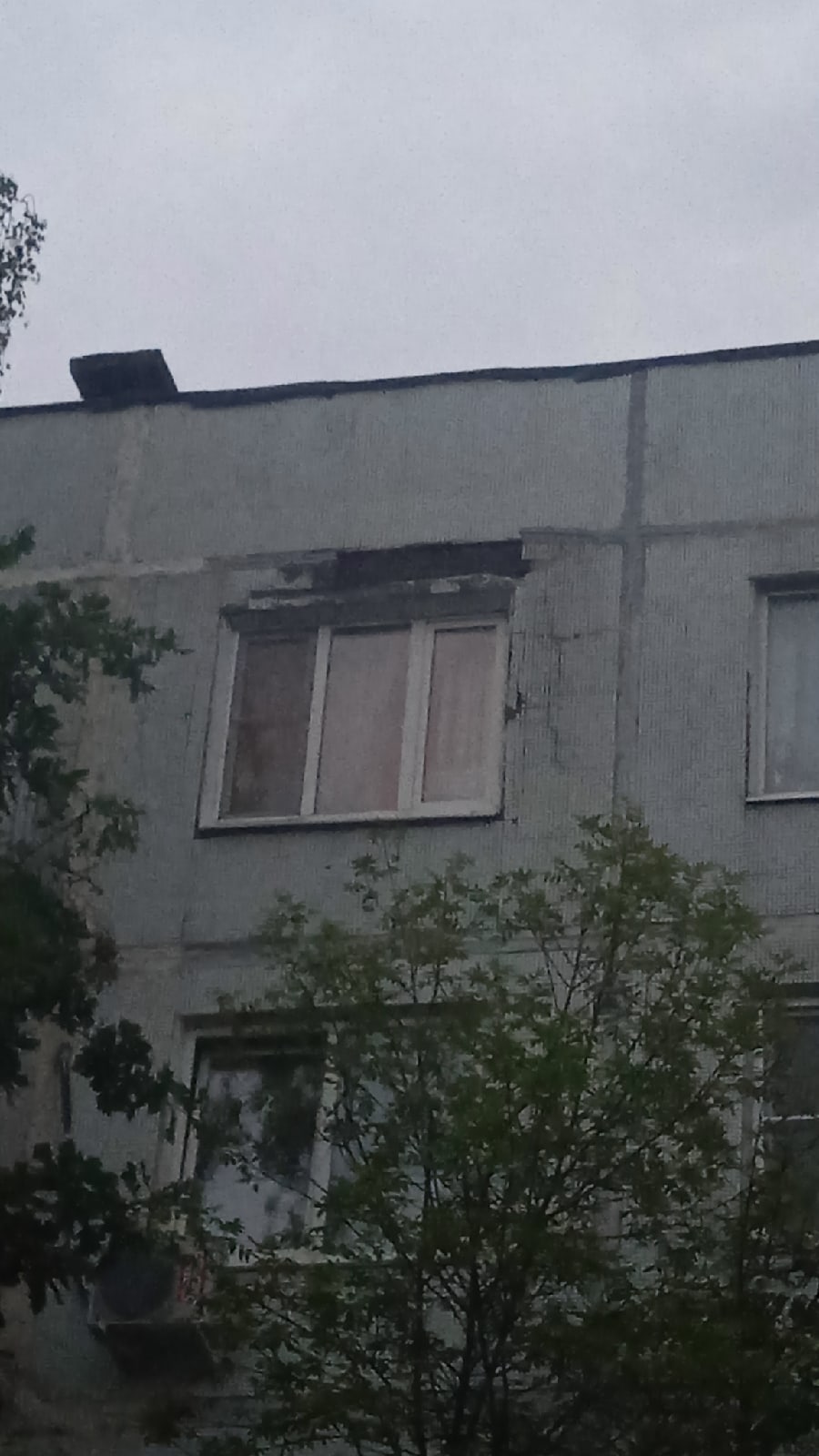 Краснознамённая 4, осторожно обрушение фасада здания!!! Обещ
