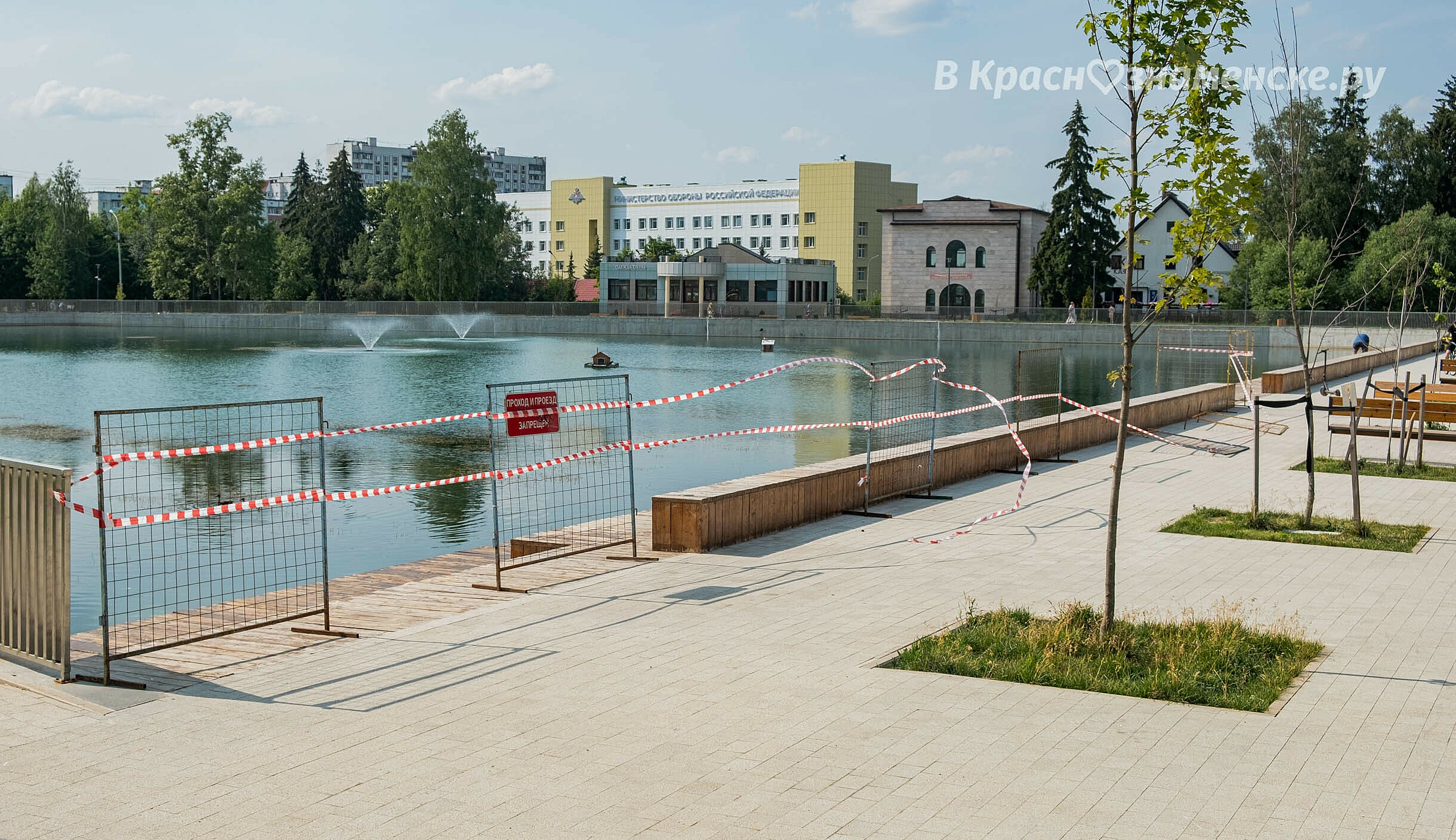 Шлифовка деревянного настила на городском озере.  В скором в