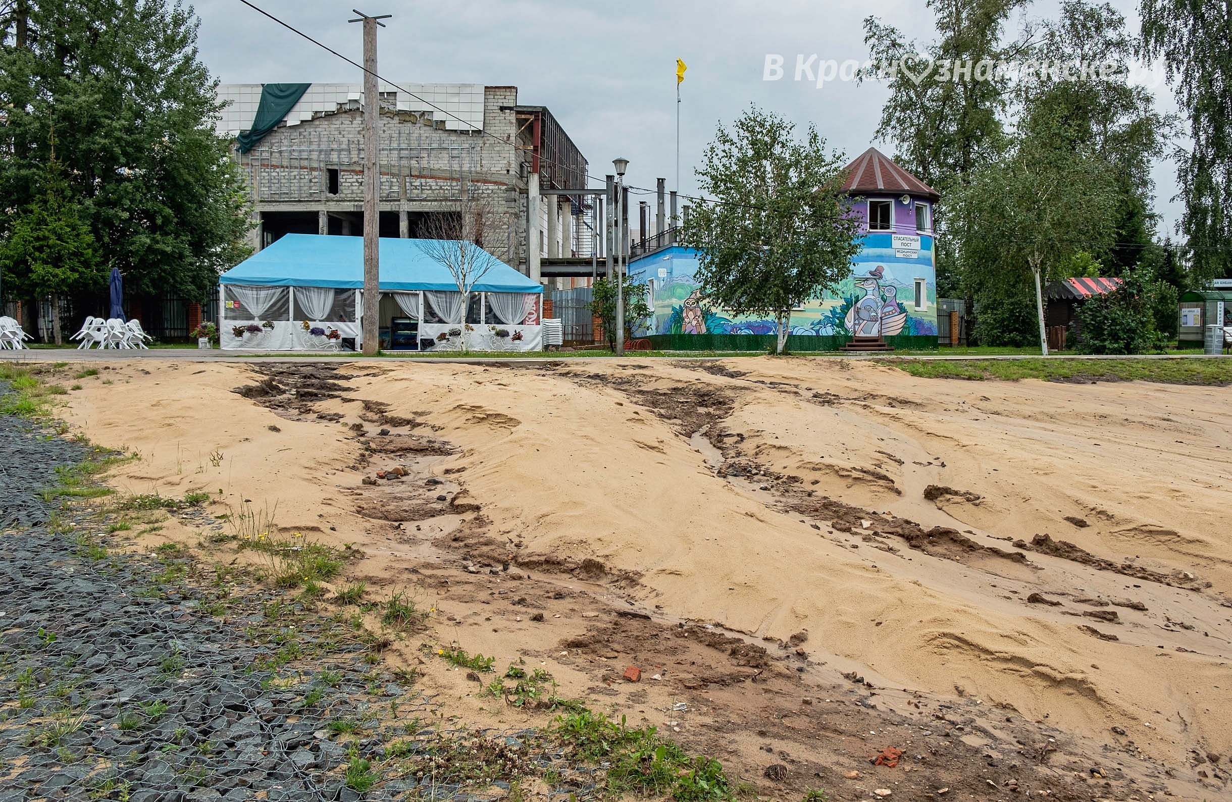 Новый песок частично смыло в озеро ????  Нездорово, что потоки