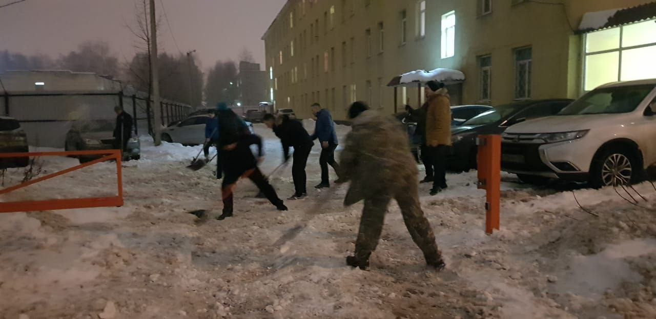 Краснознаменцы сами чистят снег
