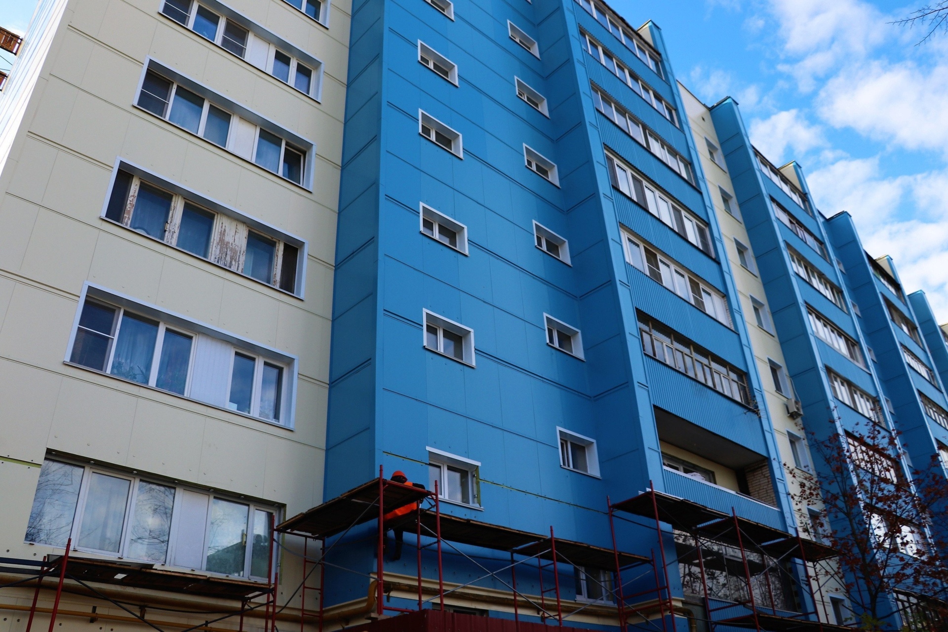 Некоторые дома в нашем городе уже обновили свои фасады.  Что