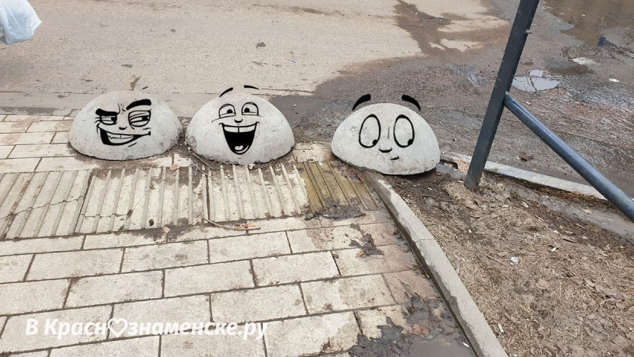 Противоавтомобильные полусферы разбежались по комфорной площ