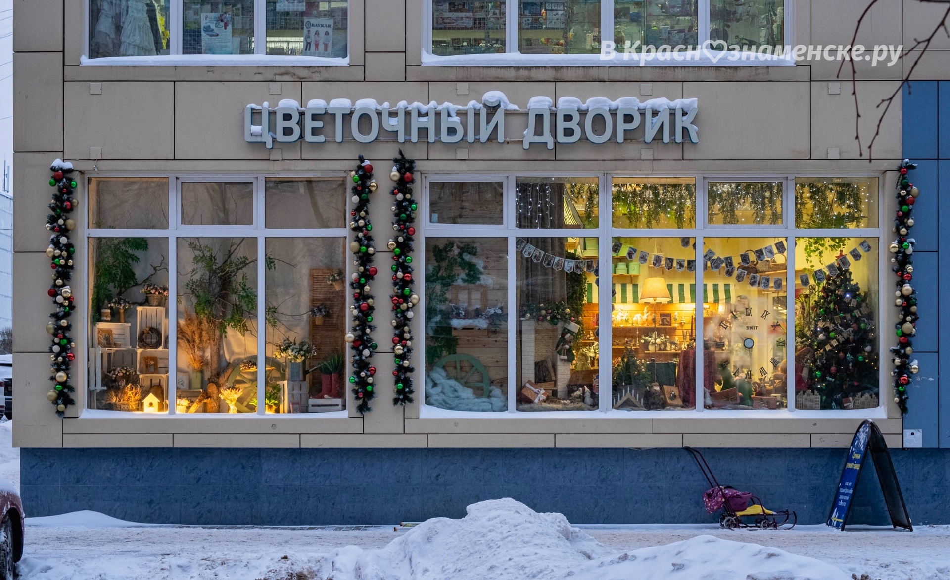 Новогодние краснознаменские витрины, создающие сказочную атм