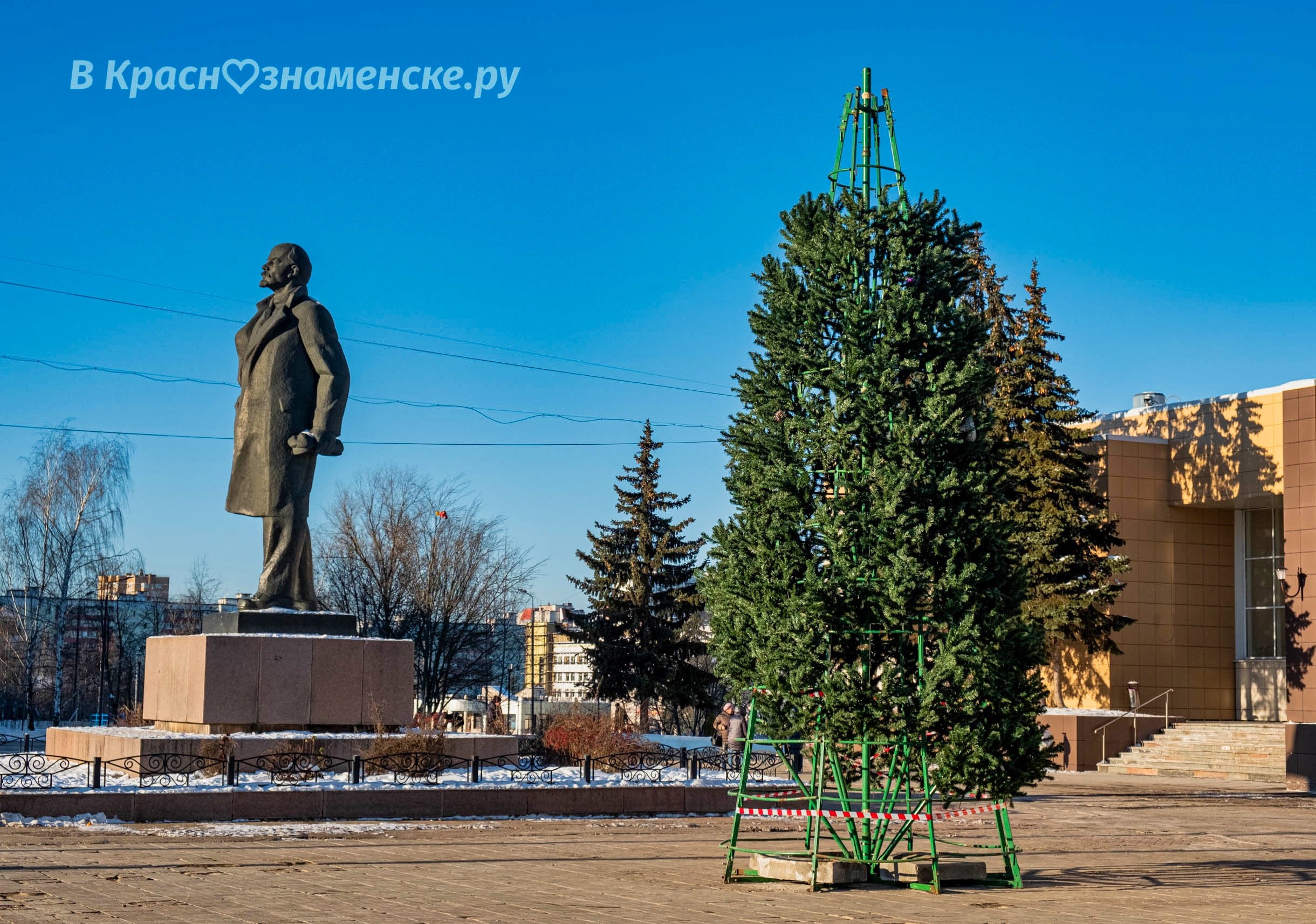 Ещё немного и главная ёлка города начнёт радовать краснознам