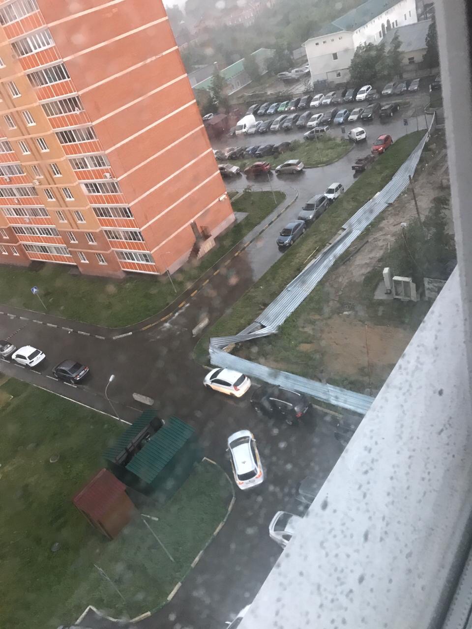 Хорошо, что на машины не упал