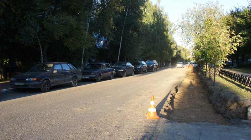 По улице Краснознамённой расширяют проезжую часть, уничтожая при этом деревья и газон. 
Расширяют совершенно напрасно. 
Автомобили уже паркуются у дома номер 18 тоже самое будет и у дома номер 27. 
То есть проезжая часть, как была двух полостной,