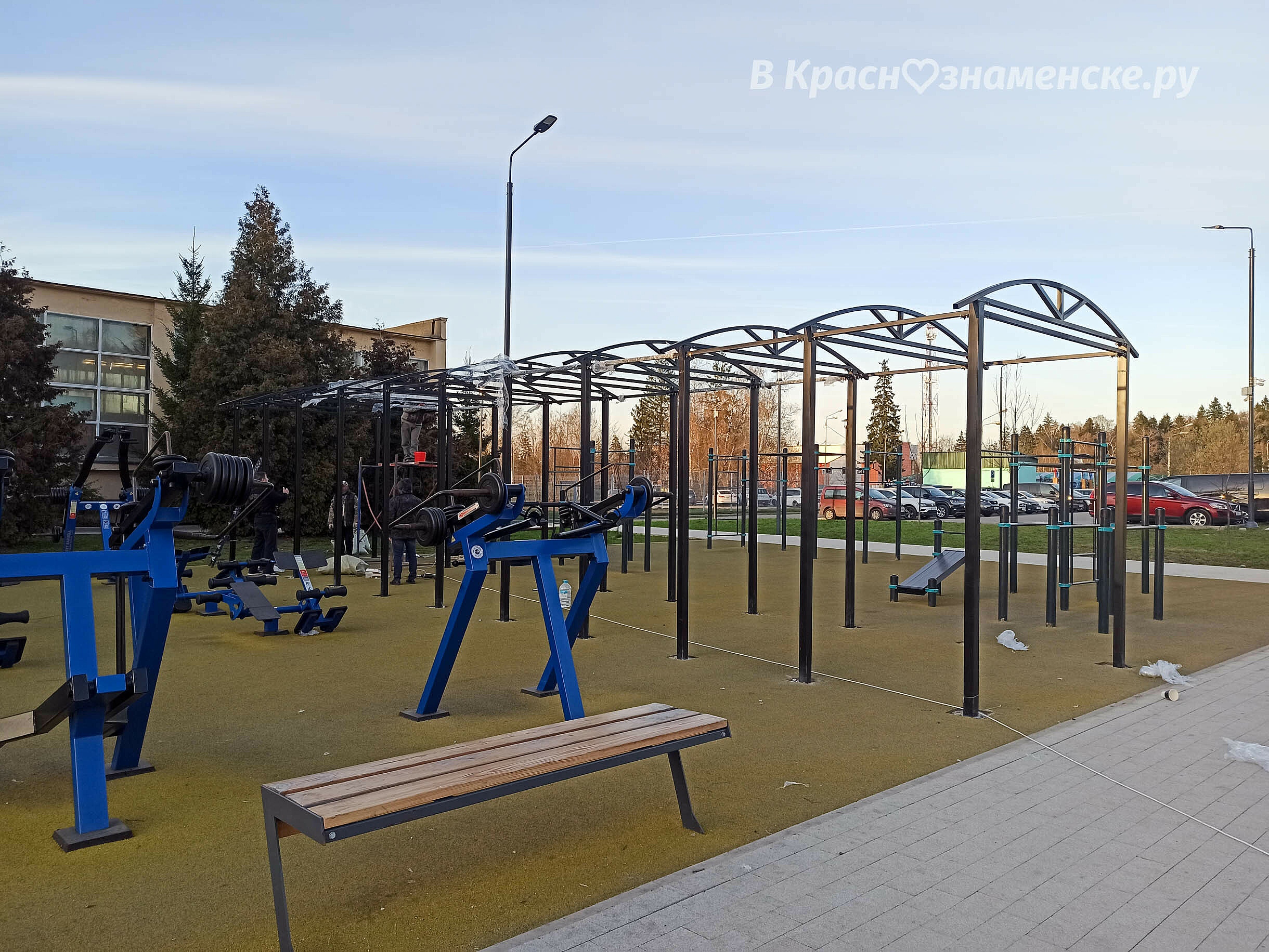 В спортгородке устанавливают навес — Краснознаменск