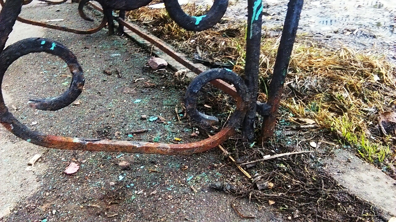 В понедельник 17 октября в бассейне возле фонтана кто то по ошибке( а может и специально) одел не свои ботинки. Оставила на 10 минут, вожу старшего сына. Скорее всего это девочки из группы на 17-00, тренер Роза Павловна. Другие дети похожие по возрасту в это время в бассейн не ходят. Уважаемая девочка и ее родители, Ваши ботинки я аккурат сдала в раздевалку. Прошу вернуть мои ботинки, так как было очень не приятно выйти из бассейна с грудным ребенком на руках и не обнаружить свою обувь на оставленном месте. Ботинки стояли рядом под лавочкой возле кассы. Прилагаю фото ботинок оставленных вместо моих, может кто узнает. Интересно, родители детей смотрят в чем их чадо приходит домой!