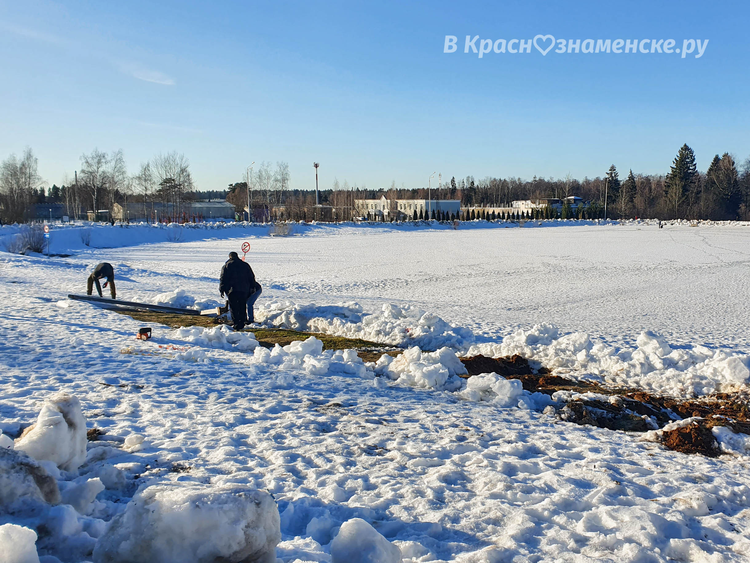 На новом озере демонтировали сломанный солнцезащитный навес.