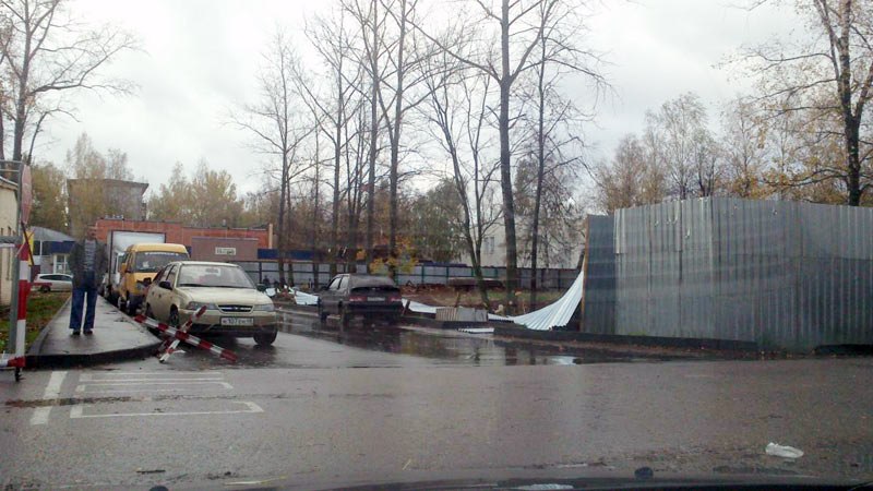 Забор "Космической гавани" ветром сдуло на припаркованные машины. Приехала милиция, оформлять видимо. 

UPD
Вчера, упавший забор ниском пытался поставить на место.