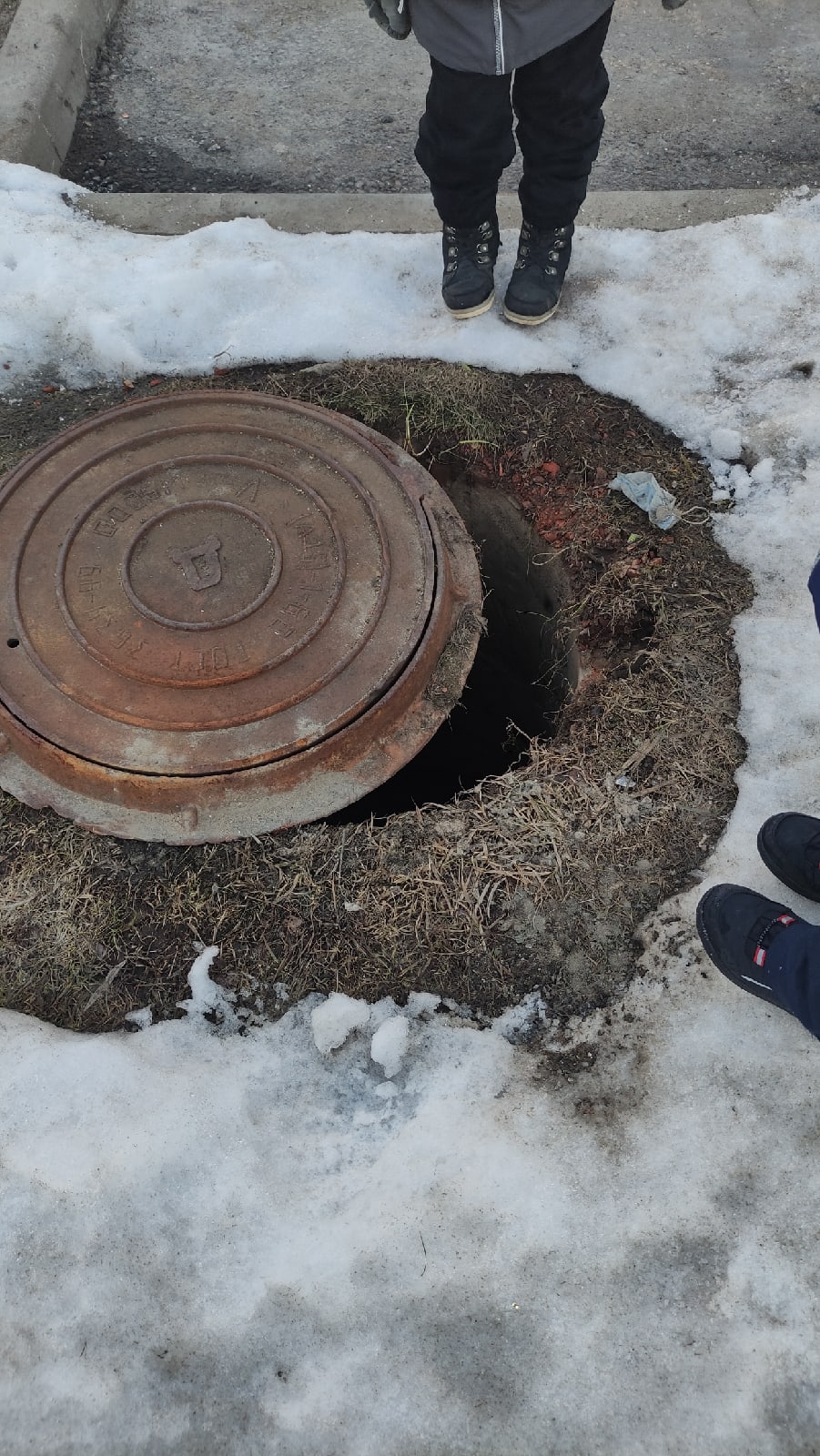 Открытый люк на Связистов д. 12 а — Краснознаменск