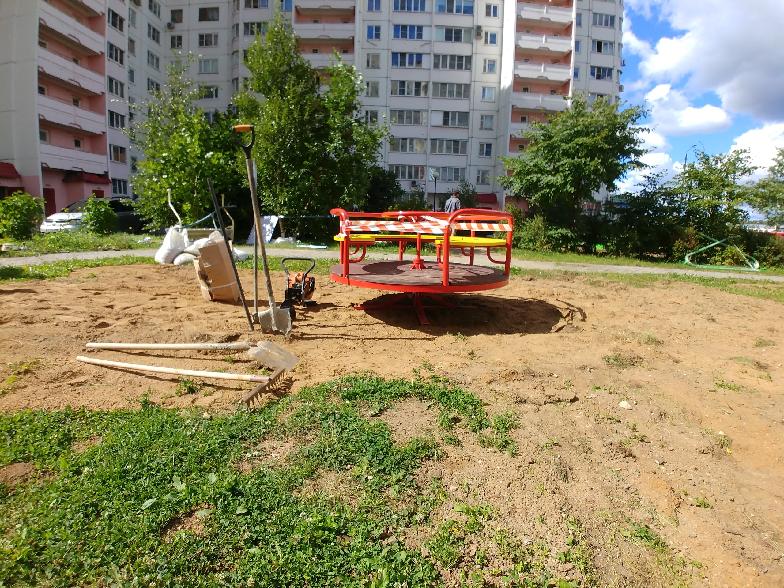 Во дворе Гагарина 19 устанавливают новую детскую площадку. — Краснознаменск